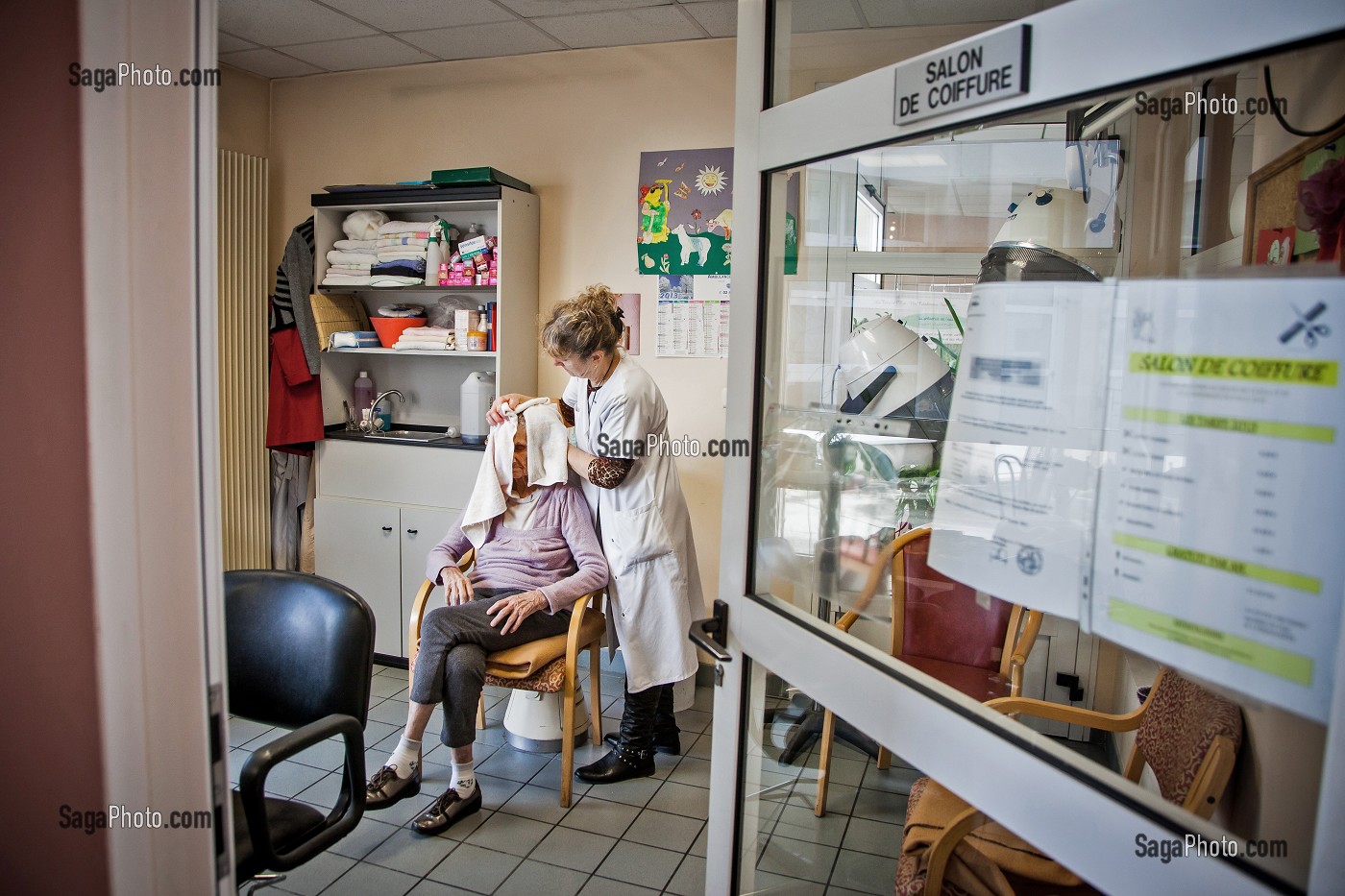 ILLUSTRATION MAISON DE RETRAITE, PERSONNE AGEE AU SALON DE COIFFURE, ESSORAGE DES CHEVEUX APRES LE SHAMPOING 