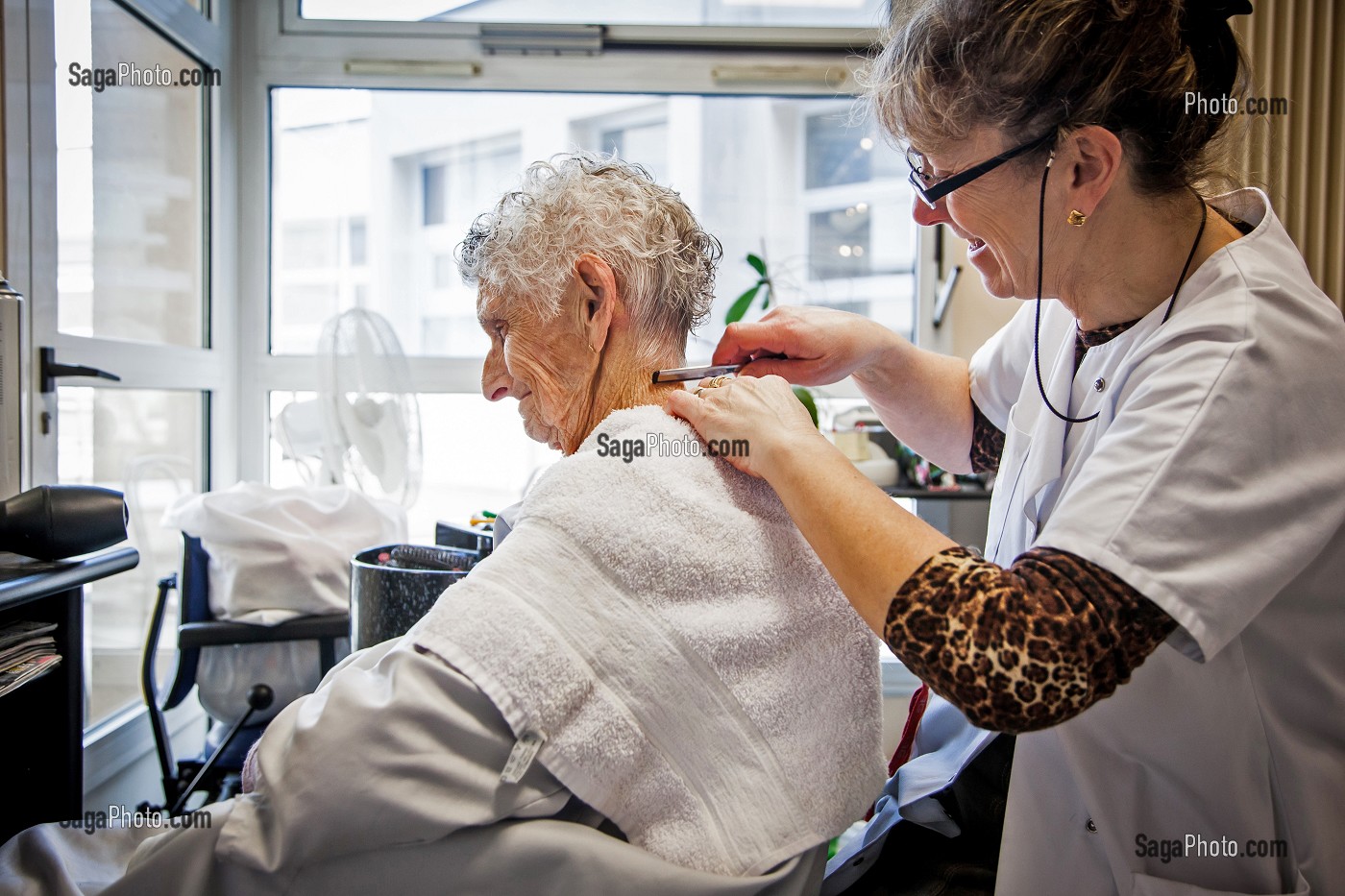 ILLUSTRATION MAISON DE RETRAITE, PERSONNE AGEE AU SALON DE COIFFURE, RASAGE DE LA NUQUE 