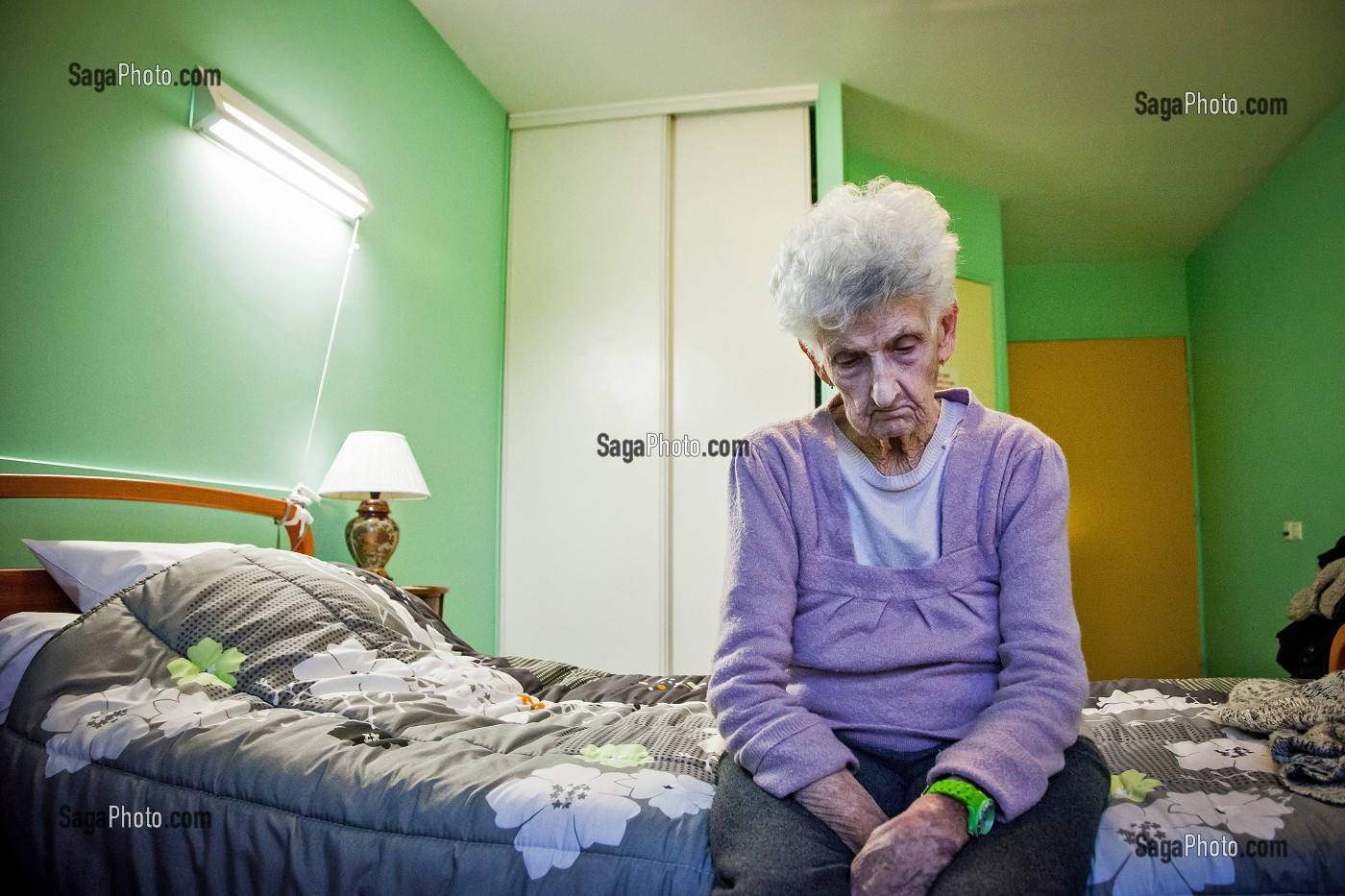 ILLUSTRATION MAISON DE RETRAITE, PERSONNE AGEE DANS SA CHAMBRE SOUFFRANT DE SOLITUDE 