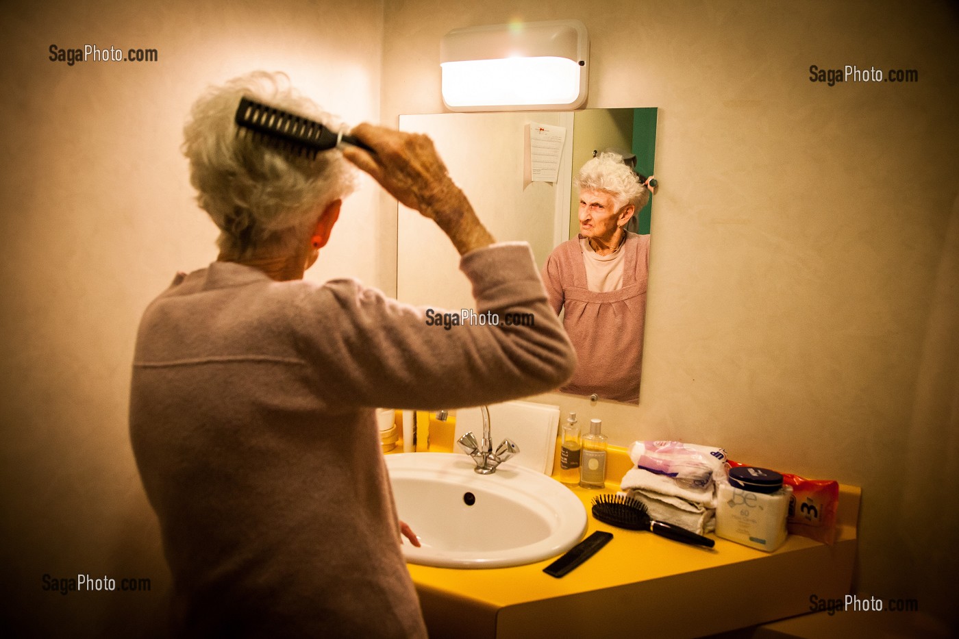 ILLUSTRATION MAISON DE RETRAITE, PERSONNE AGEE FAISANT SA TOILETTE DANS SA SALLE DE BAINS 