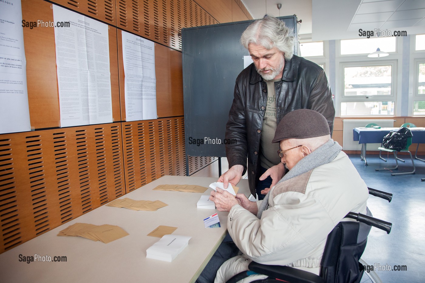 BUREAU DE VOTE, BOURGES, (18) CHER, CENTRE, FRANCE 