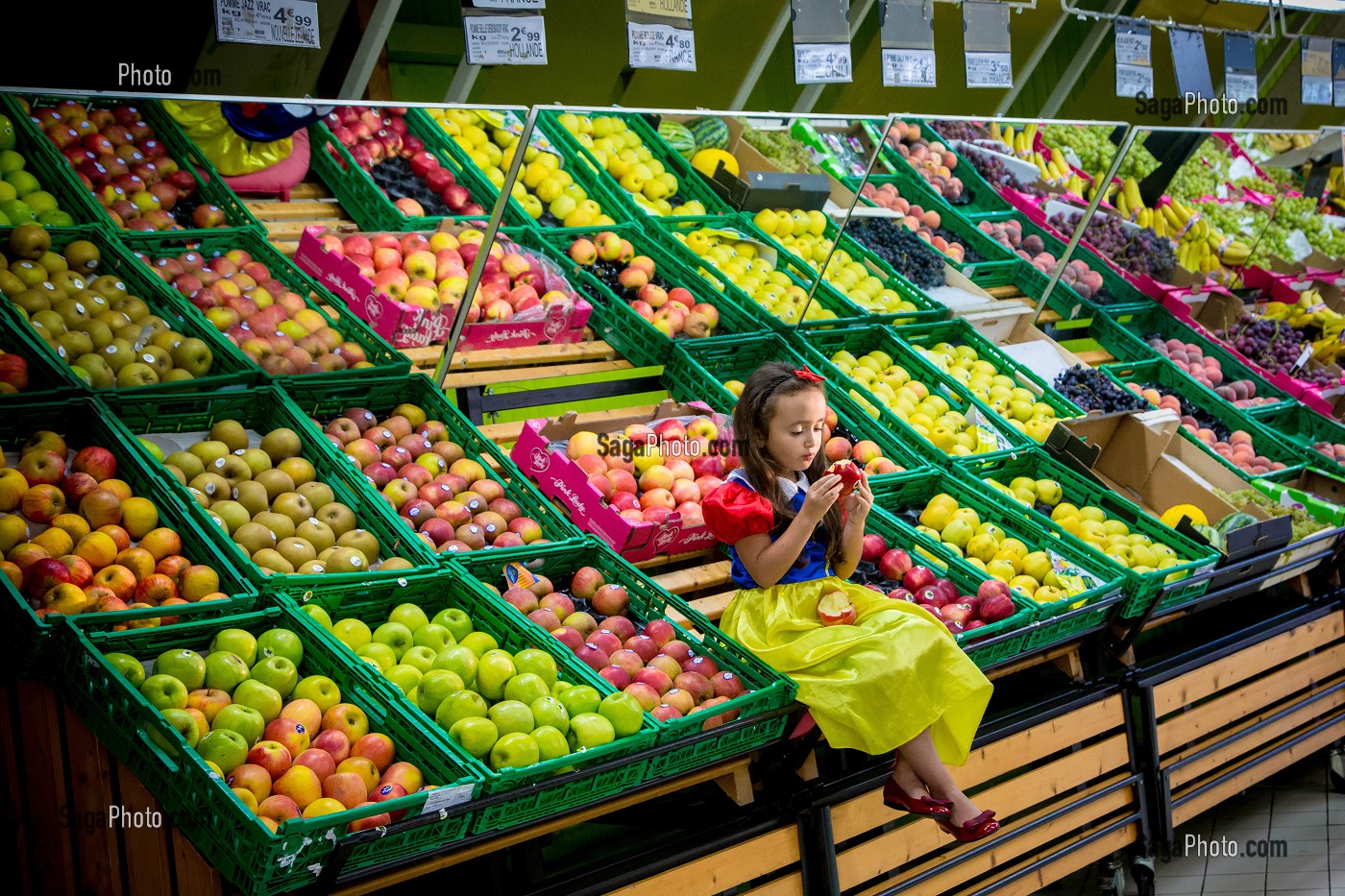 PRINCESSE BLANCHE NEIGE, CONTES MODERNES, RAYON DES FRUITS ET LEGUMES D'UN SUPERMARCHE 