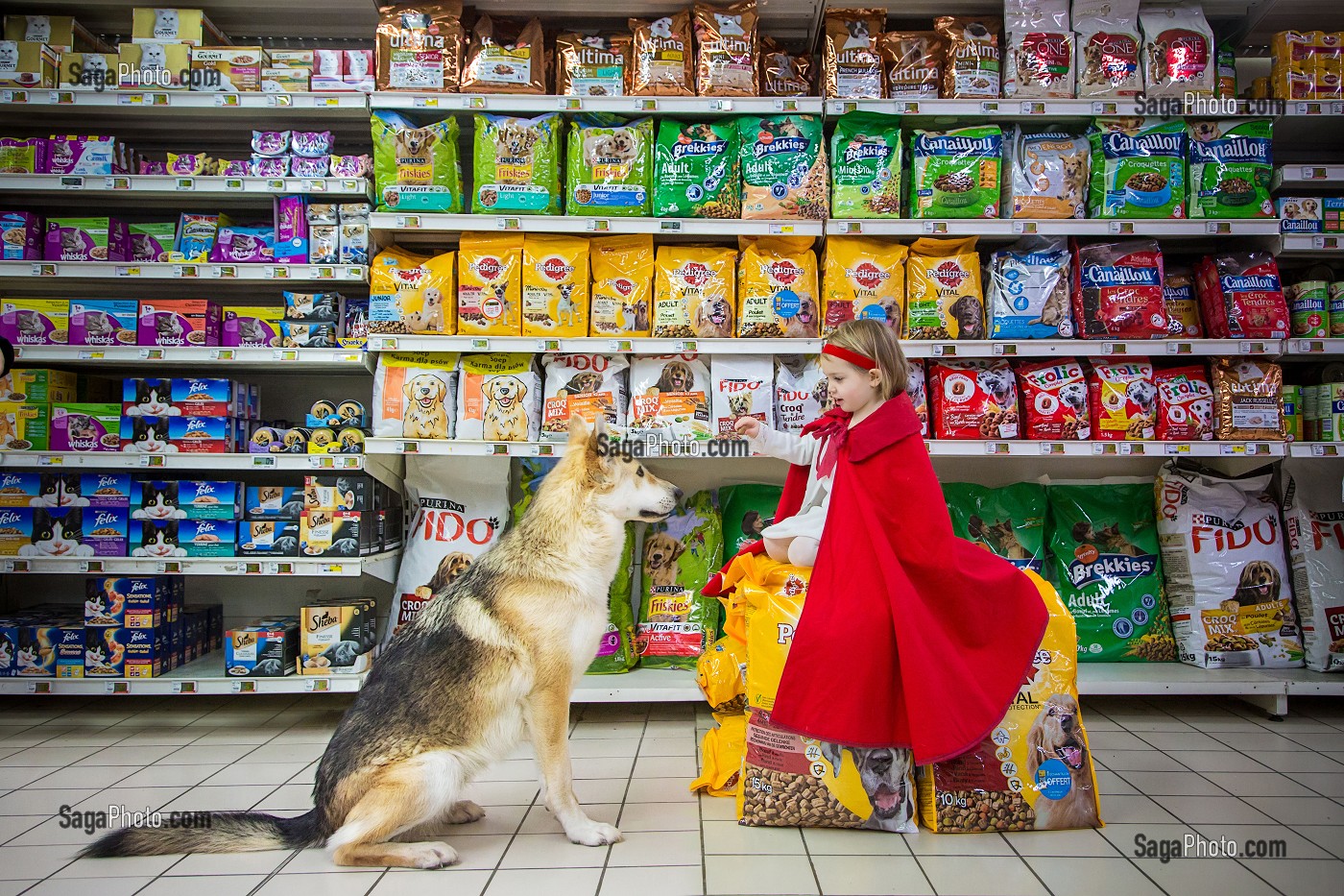 LE PETIT CHAPERON ROUGE, CONTES MODERNES, RAYON D'ALIMENTATION ANIMALE D'UN SUPERMARCHE 