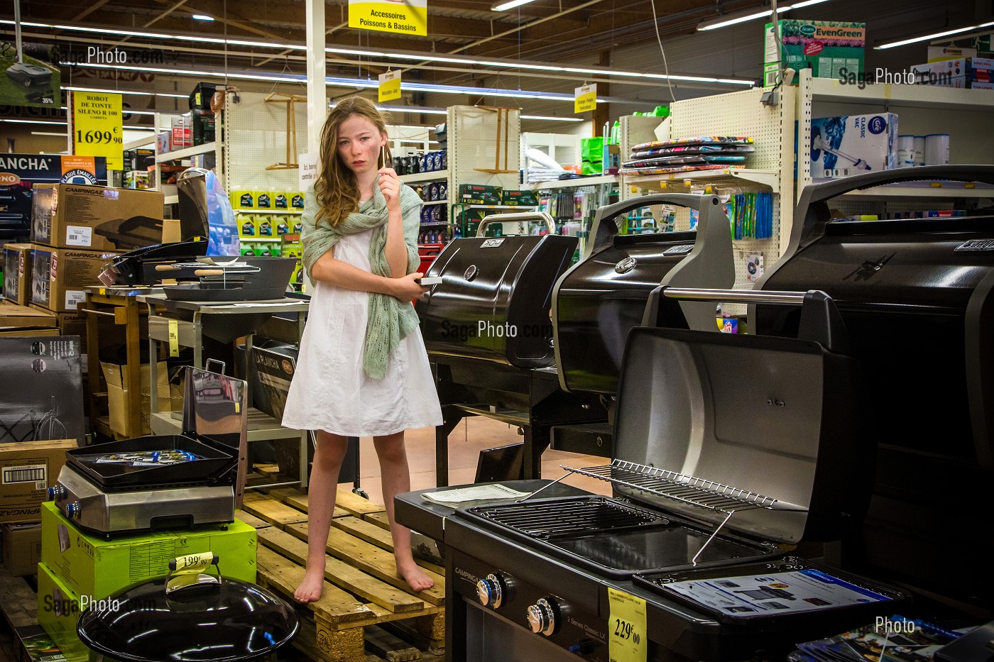 LA PETITE FILLE AUX ALLUMETTES, CONTES MODERNES, RAYON JARDINERIE (BARBECUE) D'UN SUPERMARCHE 