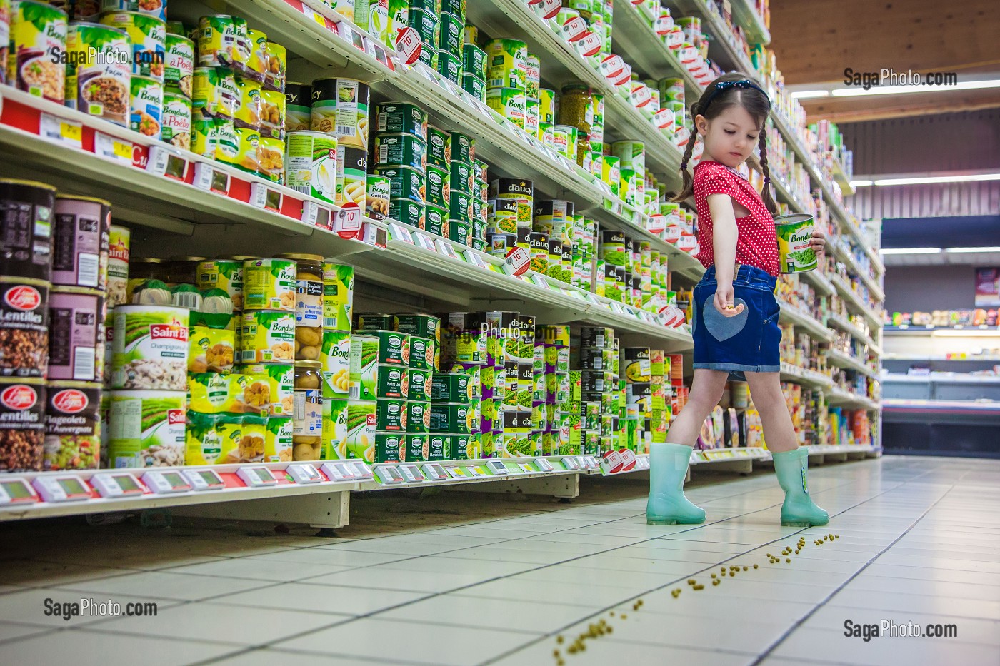 LE PETIT POUCET, CONTES MODERNES, RAYON DES CONSERVES D'UN SUPERMARCHE 