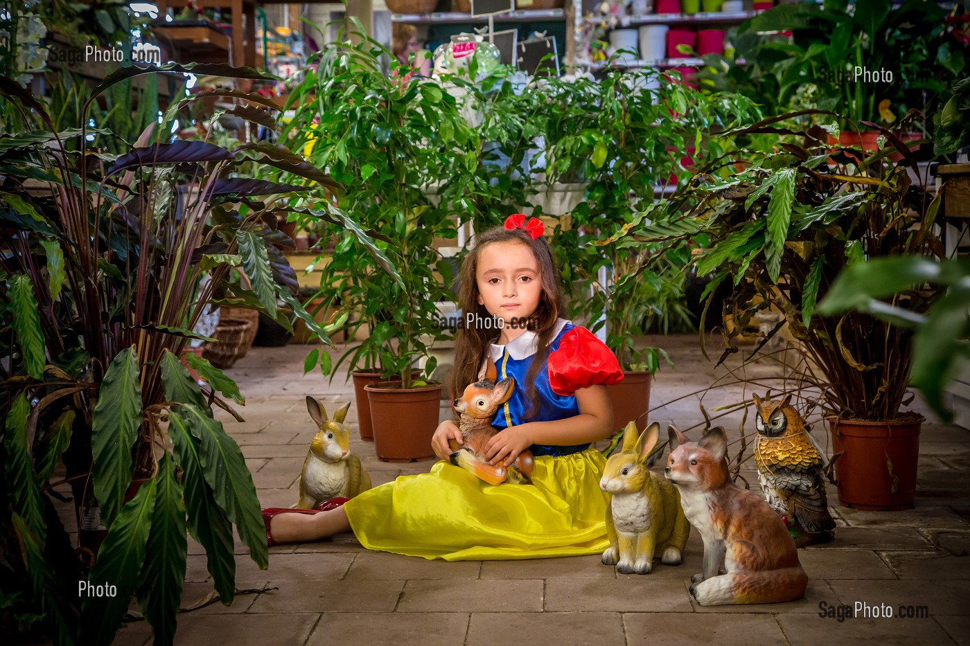 PRINCESSE BLANCHE NEIGE, CONTES MODERNES, RAYON JARDINERIE D'UN SUPERMARCHE 