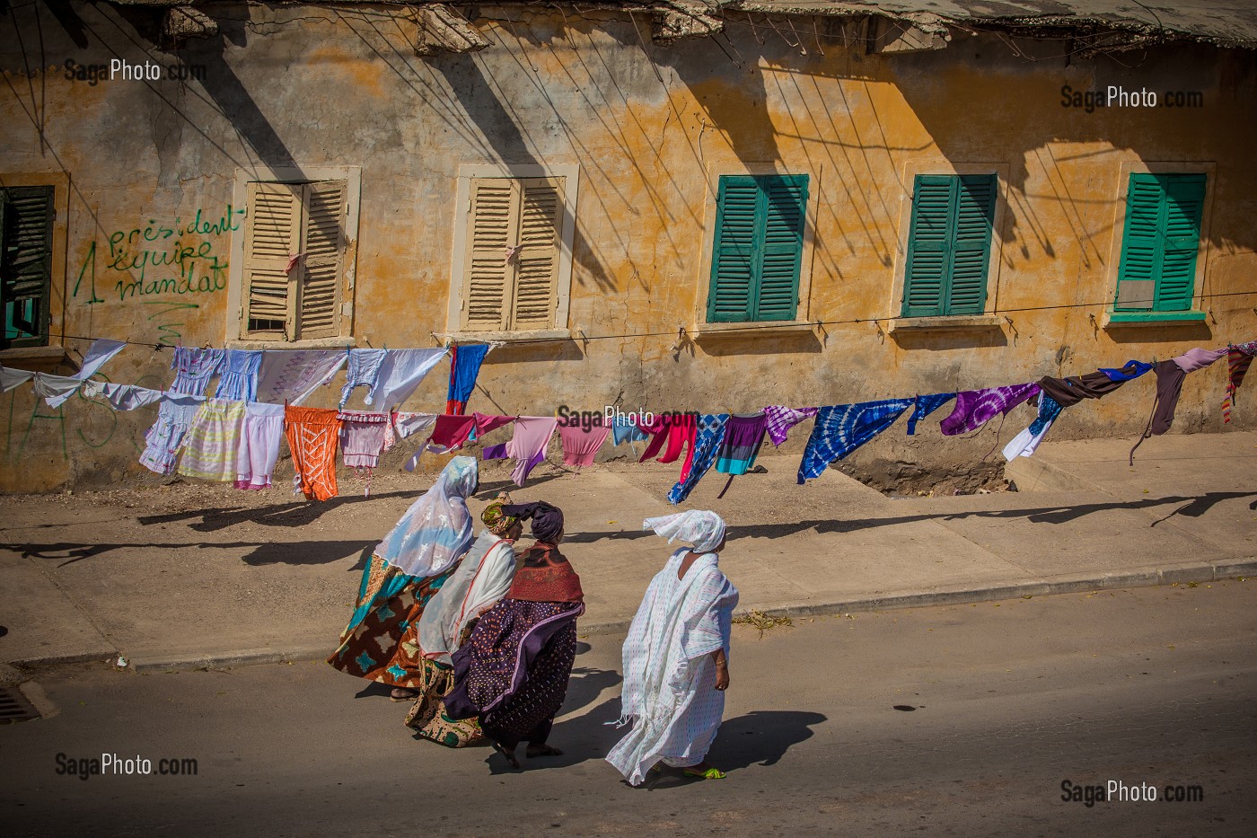 SCENE DE RUE, PASSANTES ET LINGE, QUAI ROUME, SAINT-LOUIS-DU-SENEGAL, SENEGAL, AFRIQUE DE L'OUEST 