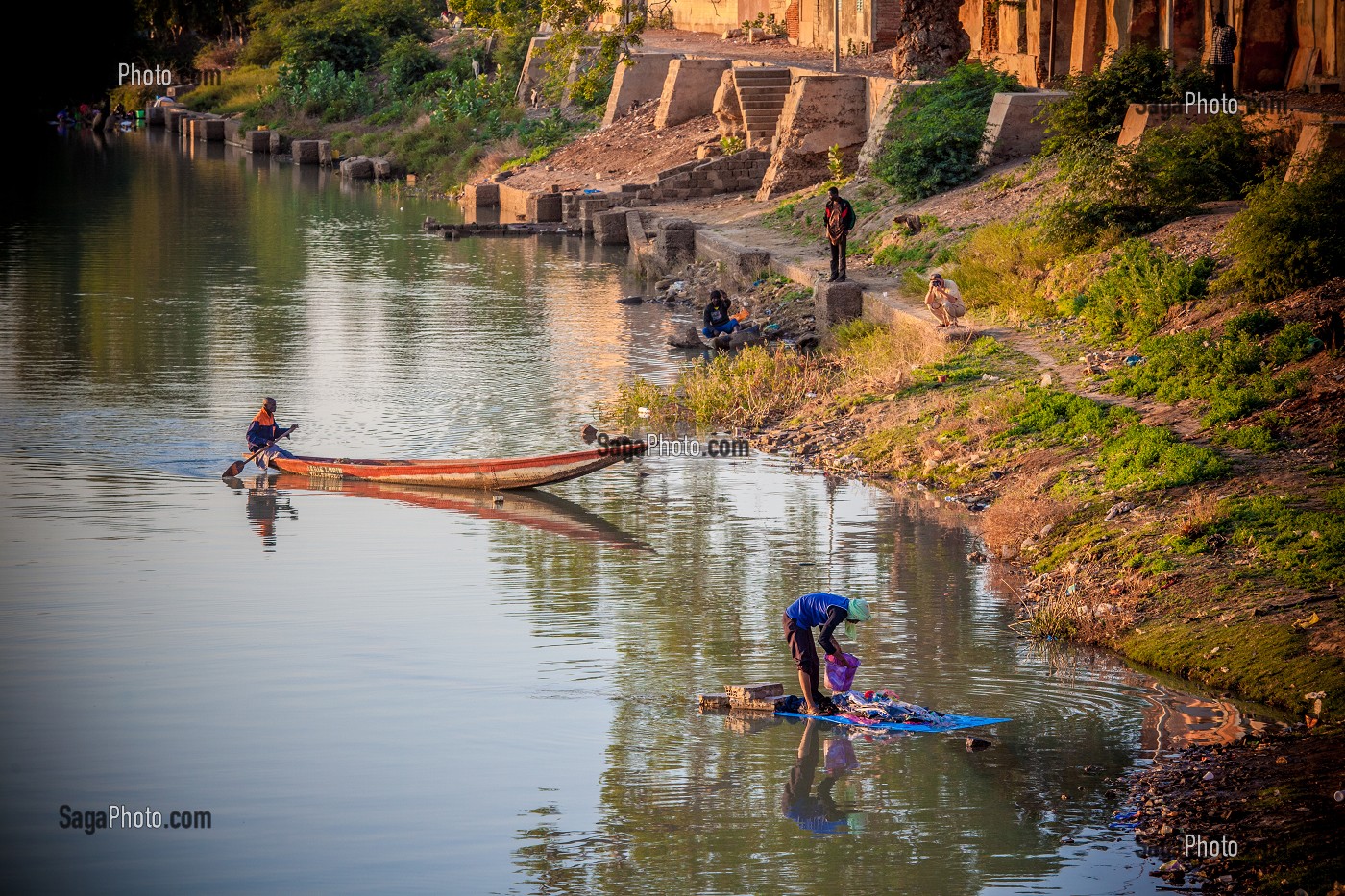 LAVEUR DE LINGE, QUAI DE PODOR, SENEGAL, AFRIQUE DE L'OUEST 