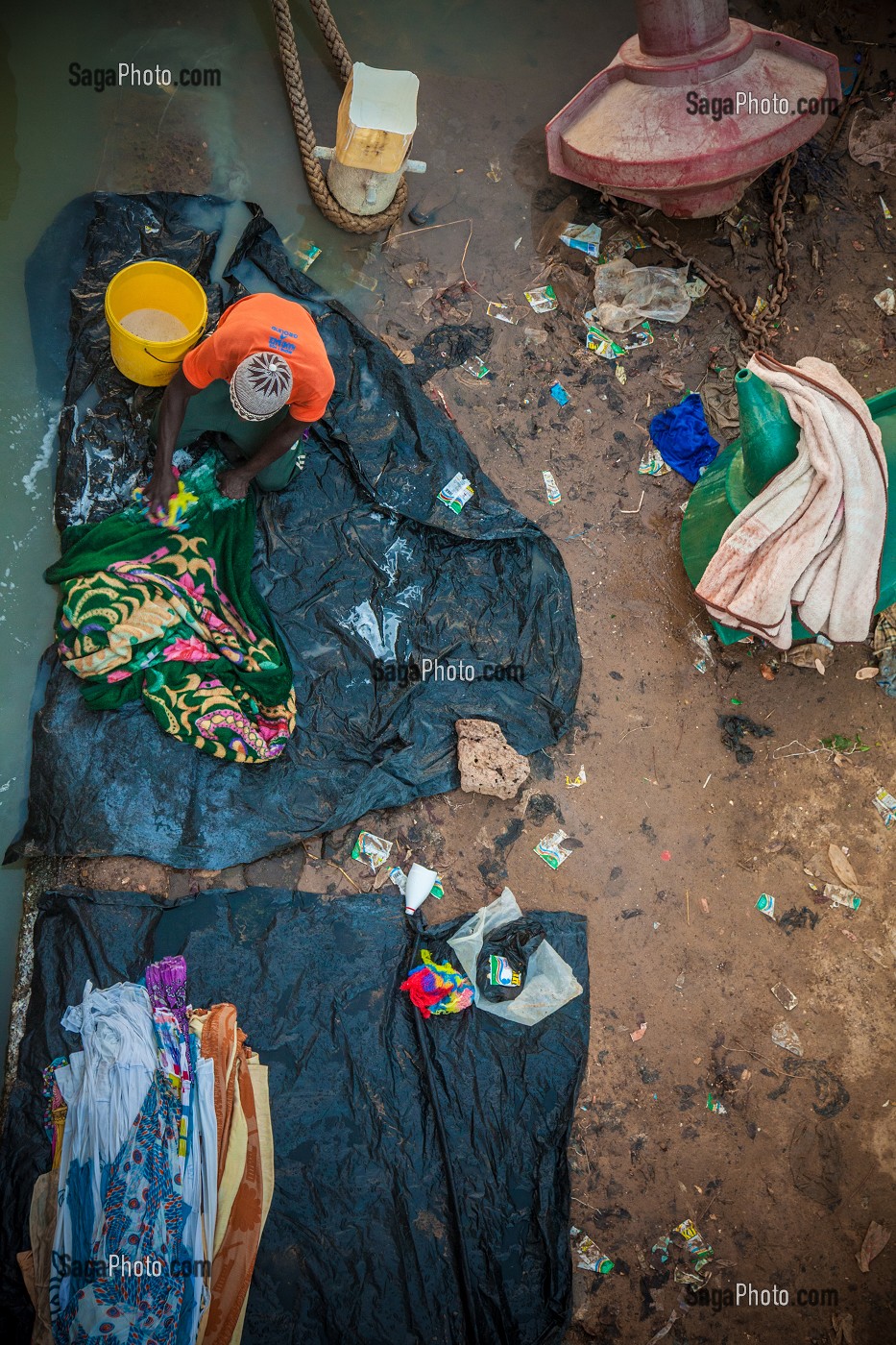 LAVEUR DE LINGE, QUAI DE PODOR, SENEGAL, AFRIQUE DE L'OUEST 