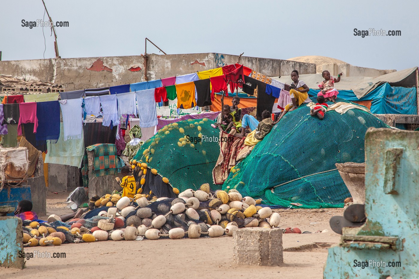 ENFANTS SUR LES FILETS DE PECHE DEVANT LEURS MAISONS ET LE LINGE ETENDU, QUARTIER DU VILLAGE DES PECHEURS, SAINT-LOUIS-DU-SENEGAL, SENEGAL, AFRIQUE DE L'OUEST 