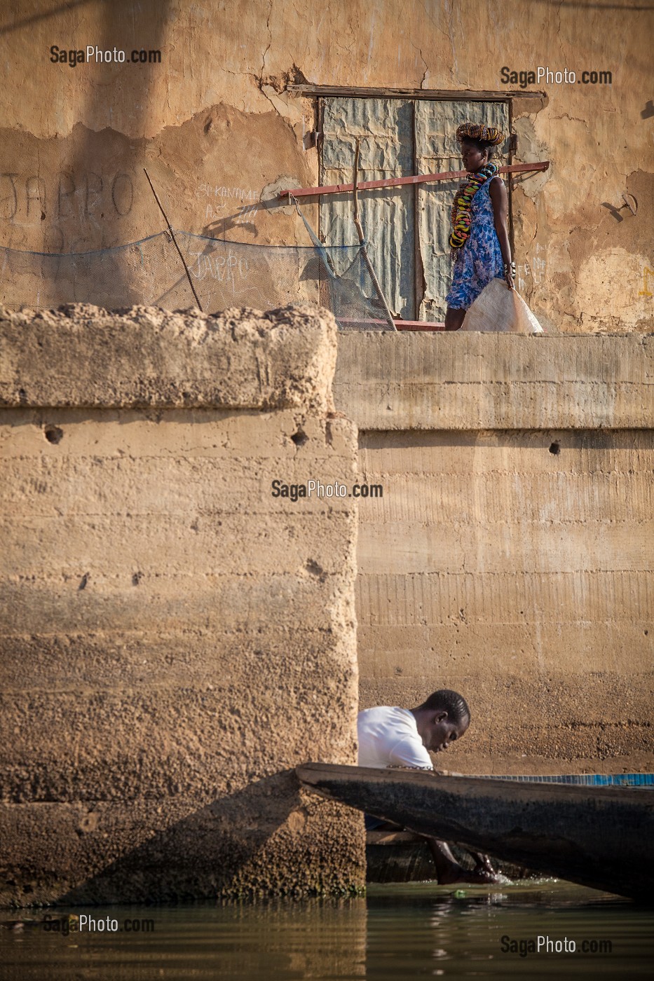 FEMME ET VIE QUOTIDIENNE AU BORD DU FLEUVE, DAGANA, SENEGAL, AFRIQUE DE L'OUEST 