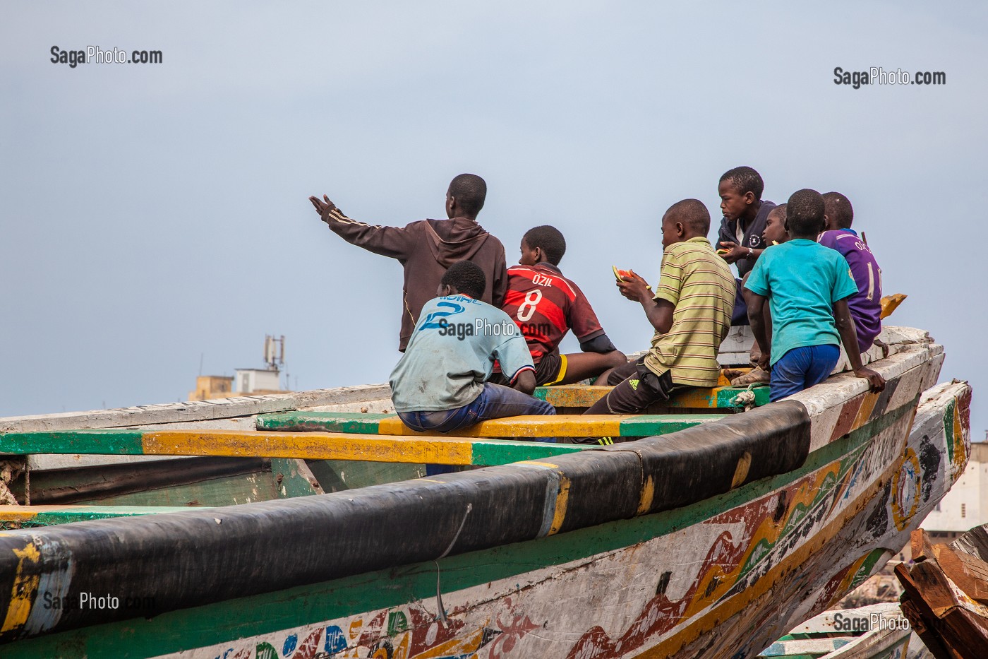 GROUPE D'ENFANTS DANS LE QUARTIER DU VILLAGE DES PECHEURS AVEC LES PIROGUES COLORES, SAINT-LOUIS-DU-SENEGAL, SENEGAL, AFRIQUE DE L'OUEST 