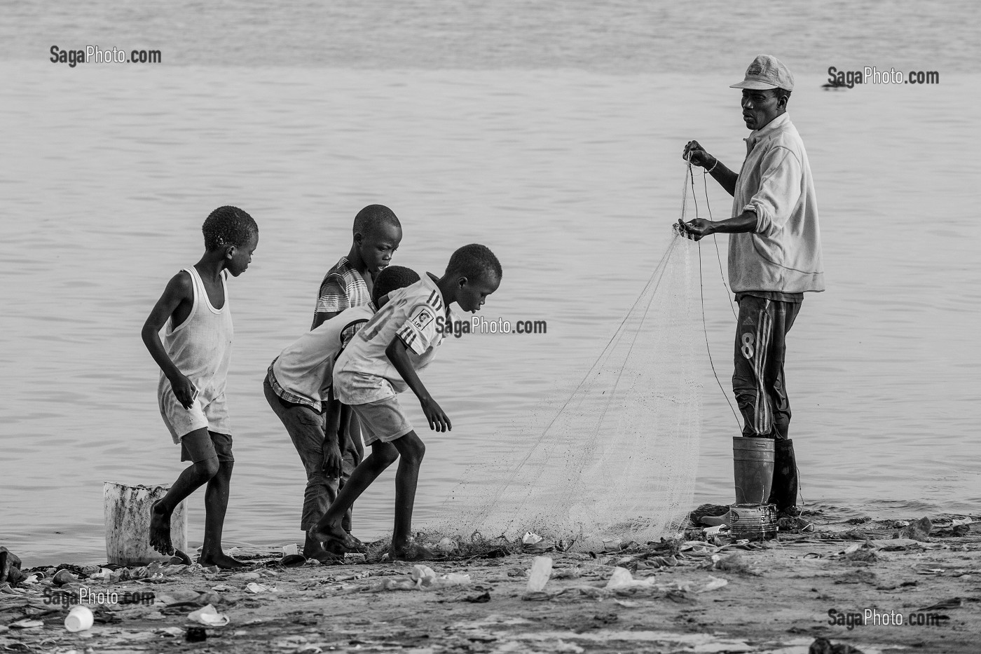 PECHEUR ET GROUPE D'ENFANTS, QUARTIER DU VILLAGE DES PECHEURS, SAINT-LOUIS-DU-SENEGAL, SENEGAL, AFRIQUE DE L'OUEST 