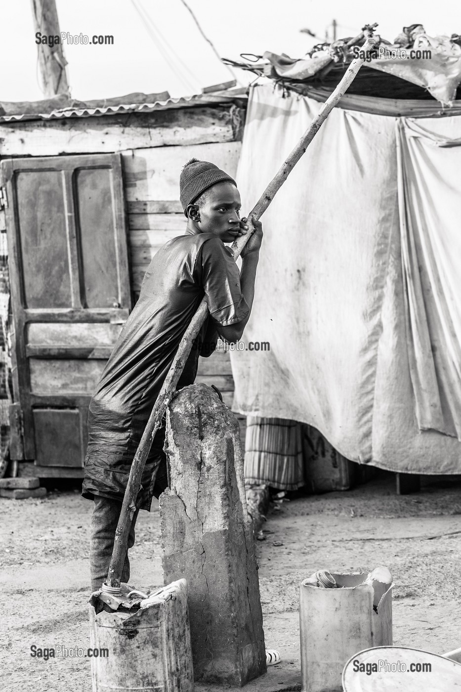 PECHEUR DANS LE QUARTIER DU VILLAGE DES PECHEURS, SAINT-LOUIS-DU-SENEGAL, SENEGAL, AFRIQUE DE L'OUEST 