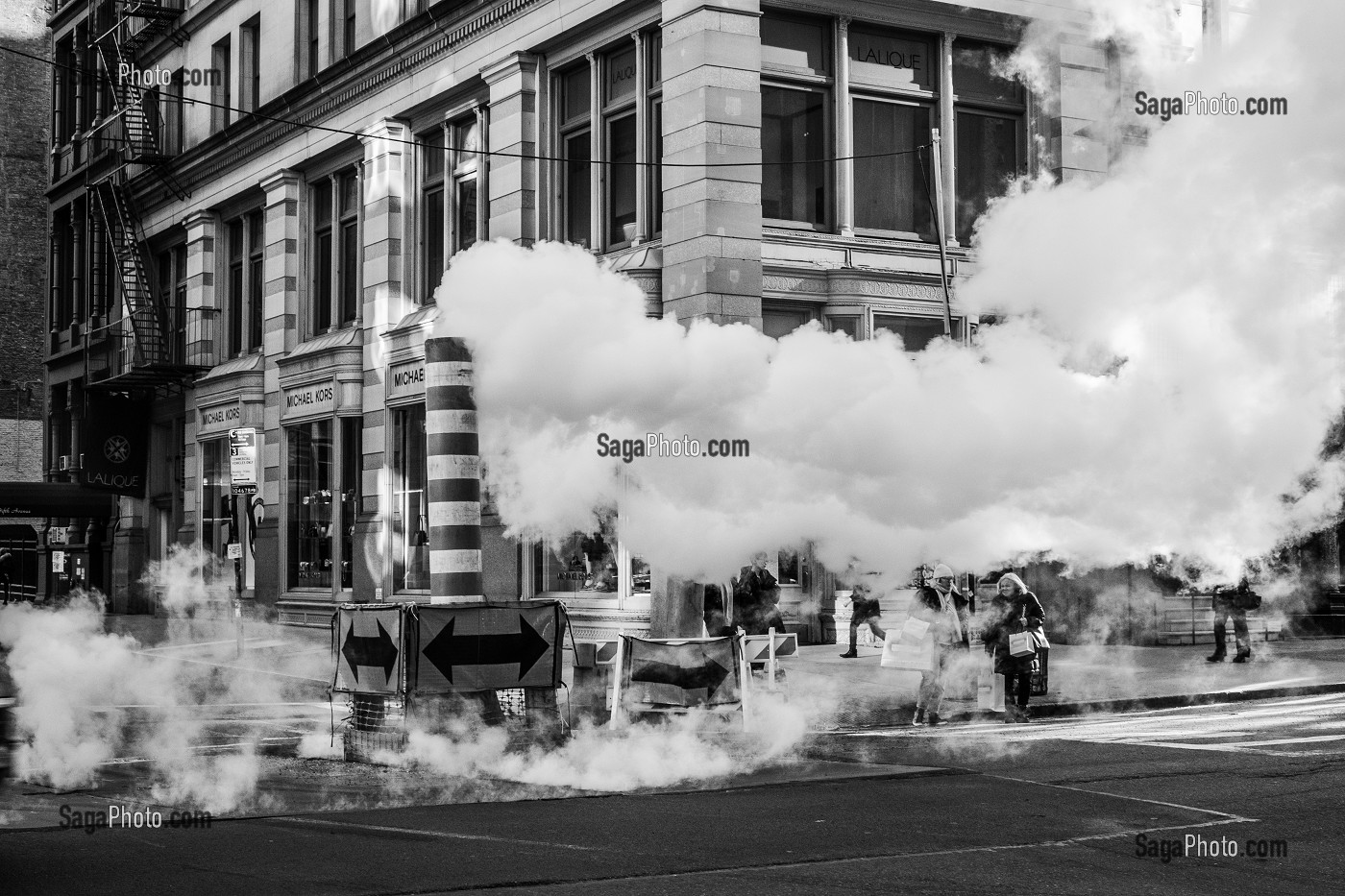 VAPEUR D'EAU CHAUDE SORTANT DES BOUCHES D'EGOUTS POUR CHAUFFER LES IMMEUBLES, MANHATTAN, NEW-YORK, ETATS-UNIS, USA 