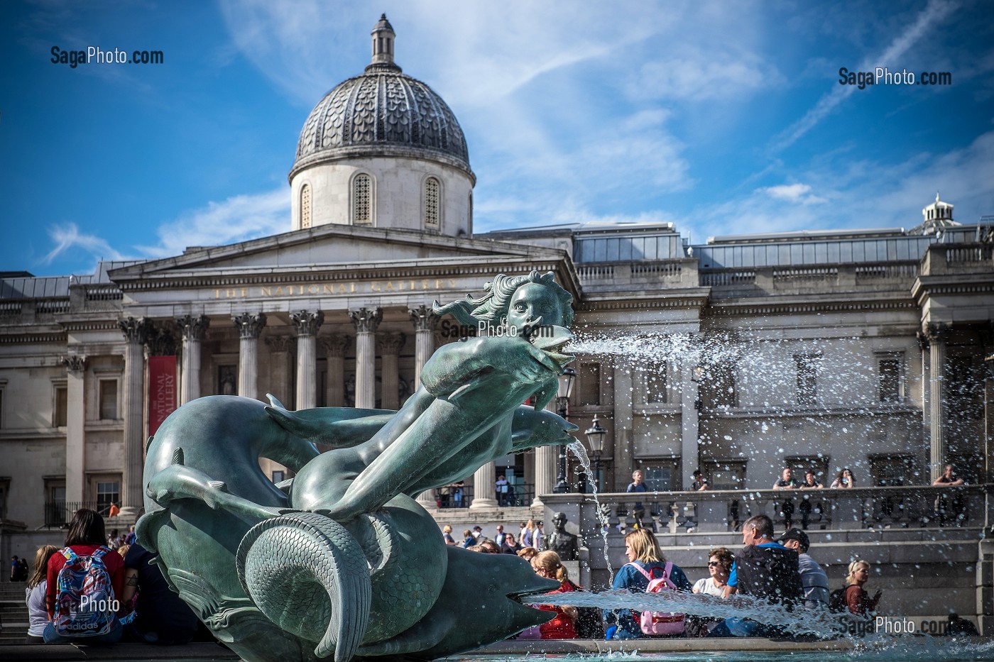 FONTAINE SUR TRAFALGAR SQUARE DEVANT LE NATIONAL GALLERY, LONDRES, GRANDE-BRETAGNE, EUROPE 