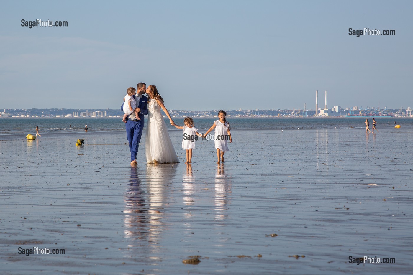 LE COUPLE DE MARIES ET LEURS ENFANTS SUR LA PLAGE, MARIAGE TRASH THE DRESS, TROUVILLE-SUR-MER, NORMANDIE, FRANCE 