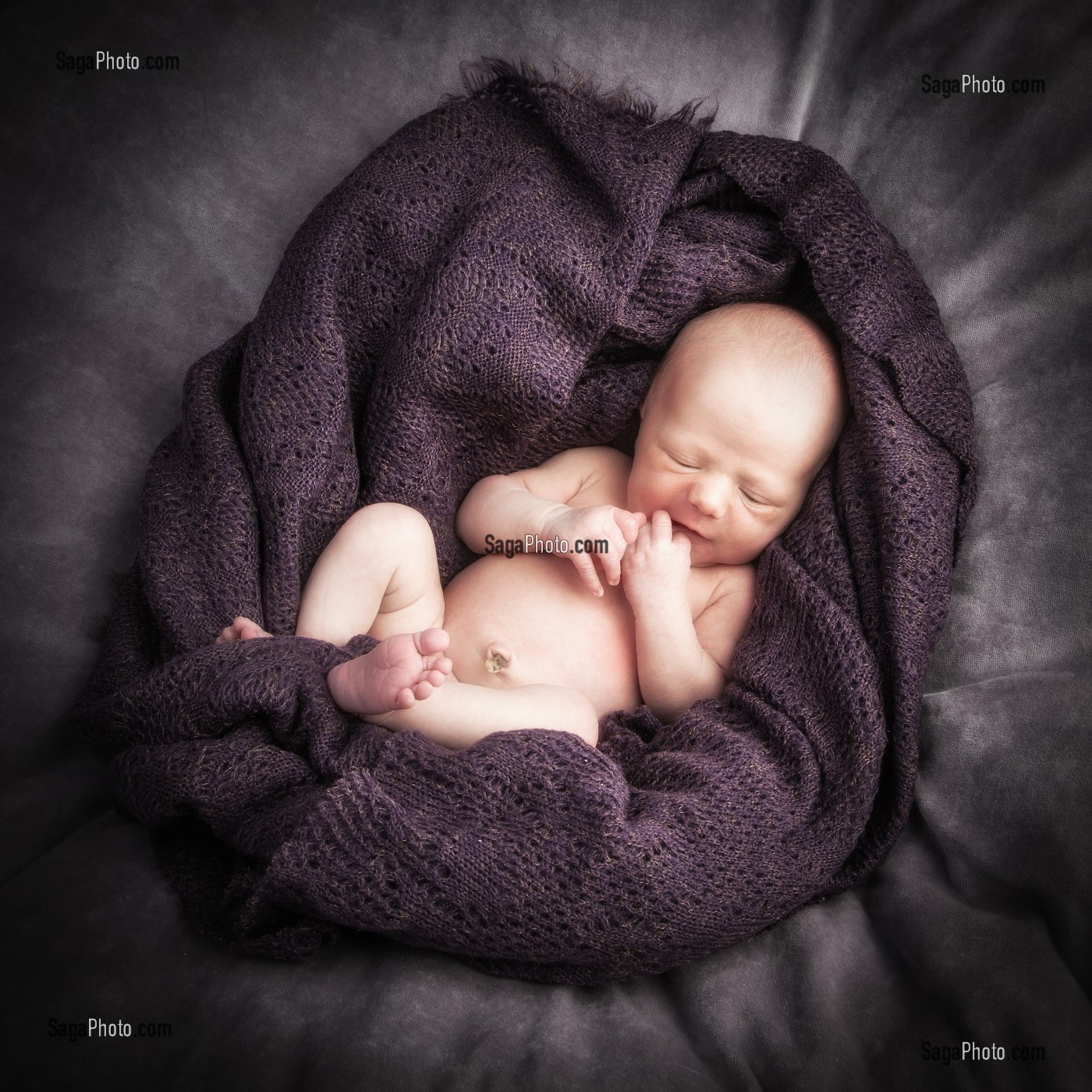 BEBE ENDORMI, NOUVEAU-NE DANS SON COUFFIN, PORTRAIT EN STUDIO 