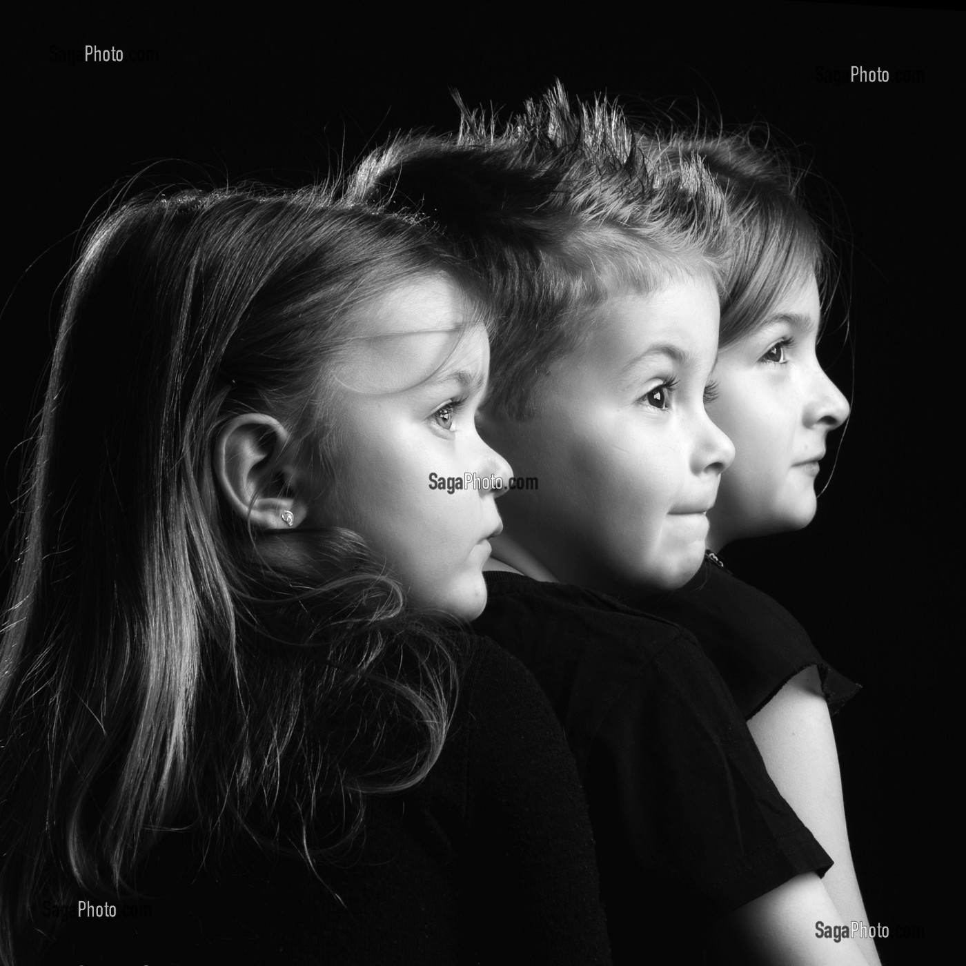 FRATRIE D'UN FRERE ET DEUX SOEURS, PORTRAIT DE FAMILLE 