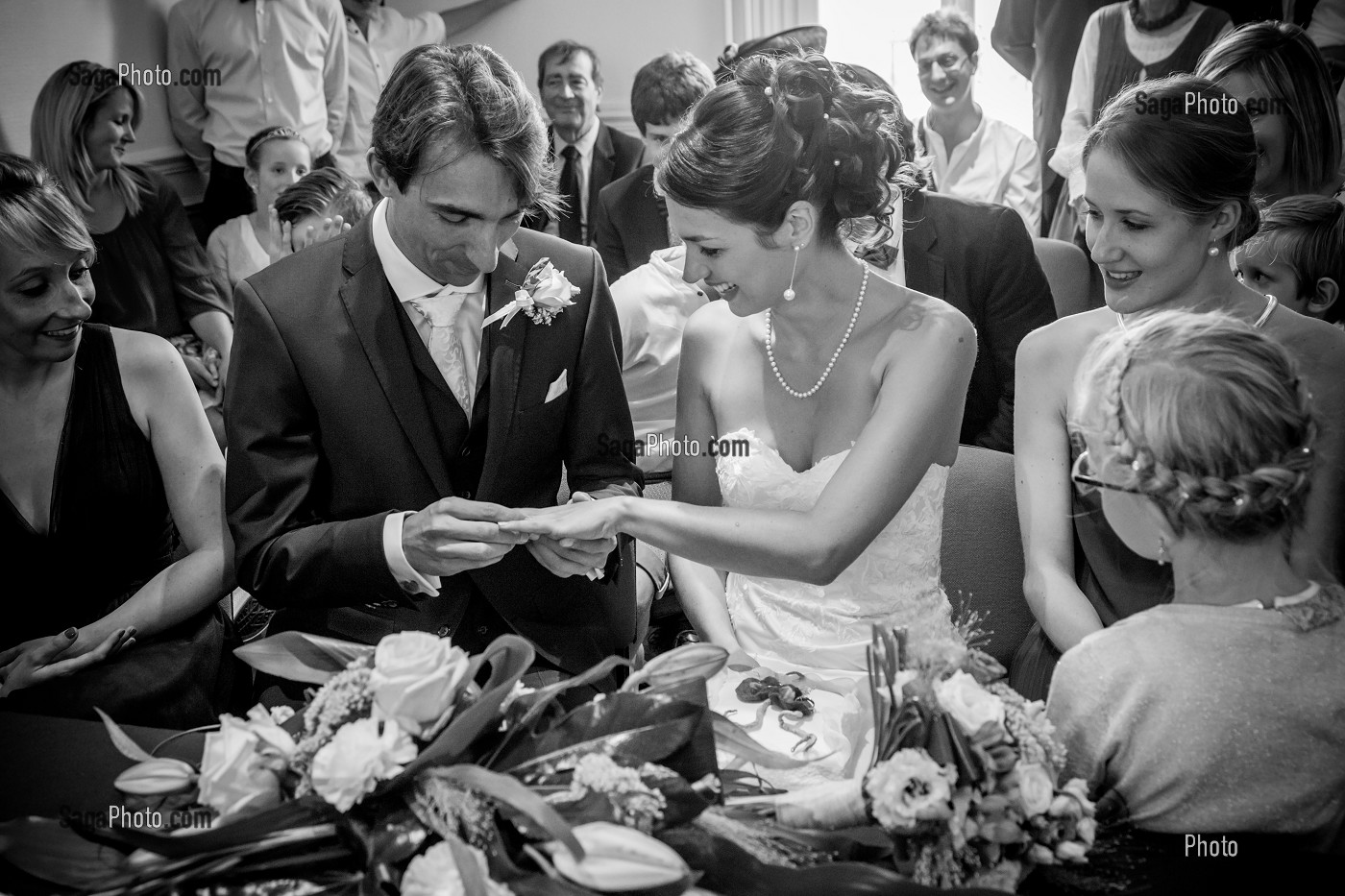 COUPLE DE MARIES, ECHANGE DES ALLIANCES A LA MAIRIE, REPORTAGE DE MARIAGE 