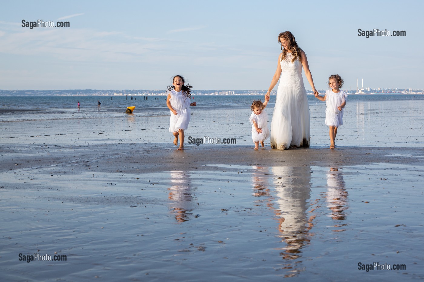LA MARIEE ET SES ENFANTS SUR LA PLAGE, MARIAGE TRASH THE DRESS, TROUVILLE-SUR-MER, NORMANDIE, FRANCE 