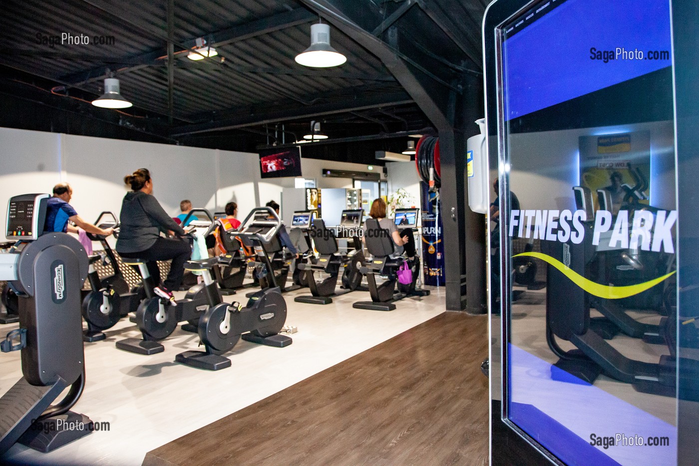 VELOS EN SALLE DE SPORT FITNESS PARK, DREUX, EURE-ET-LOIR, FRANCE 