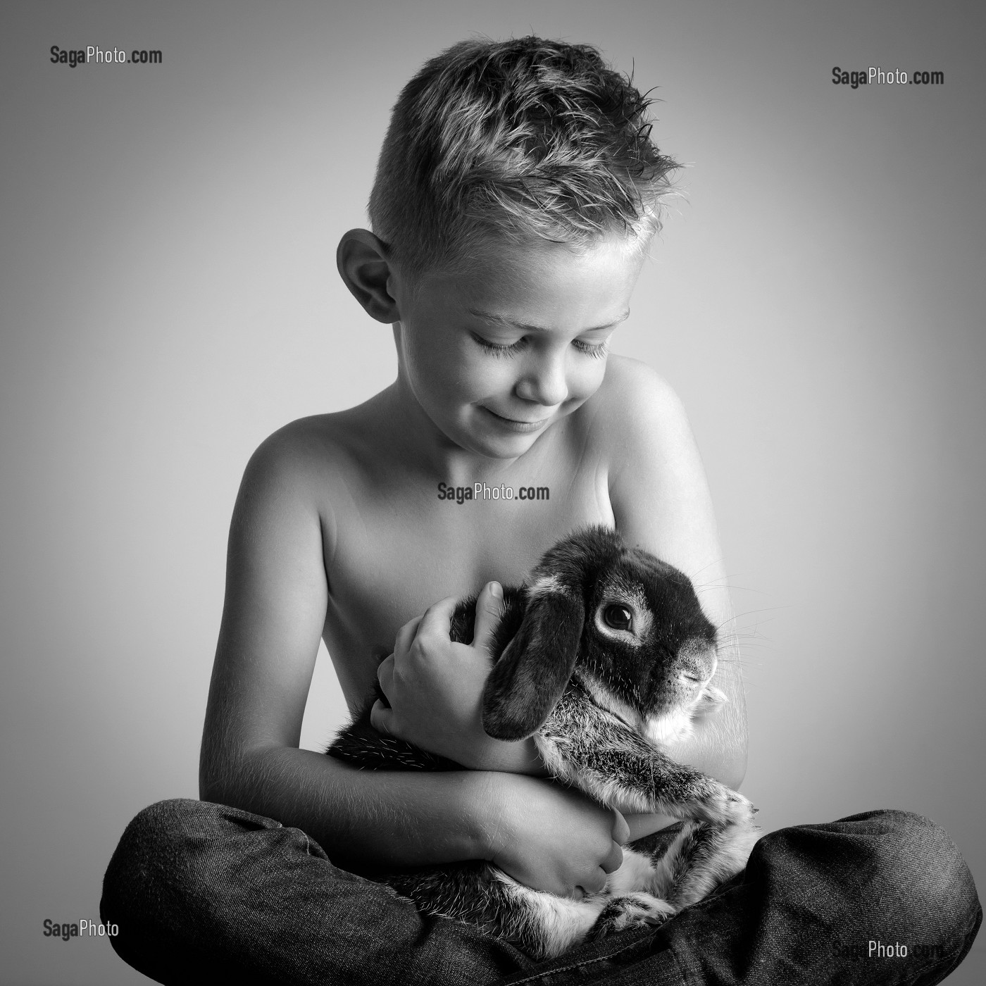 GARCON ET SON LAPIN, ENFANT ET SON ANIMAL DE COMPAGNIE, PORTRAIT EN STUDIO 