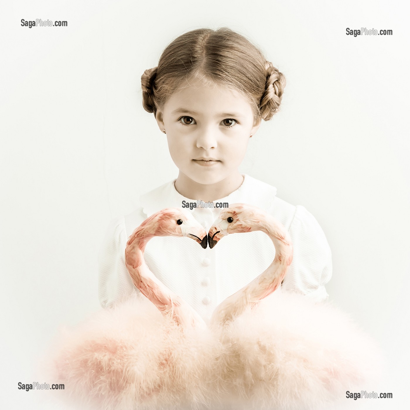 JEUNE FILLE AUX FLAMANDS ROSES, PORTRAIT EN STUDIO 