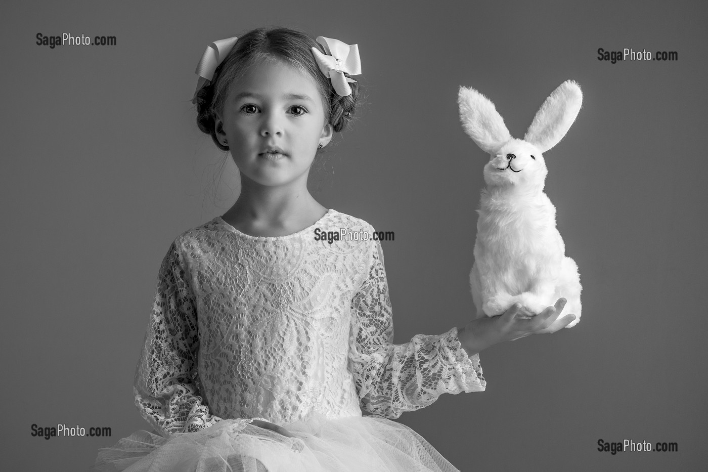 FILLE ET SON DOUDOU LAPIN, ENFANT ET SON ANIMAL DE COMPAGNIE, PORTRAIT EN STUDIO 