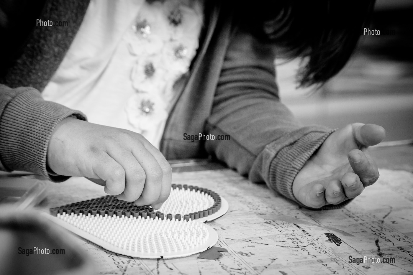 ATELIER DE TRAVAIL MANUEL CREATIF, LES MAINS AU TRAVAIL, ITEP (INSTITUT THERAPEUTIQUE EDUCATIF ET PEDAGOGIQUE), BRETEUIL-SUR-ITON, NORMANDIE, FRANCE 