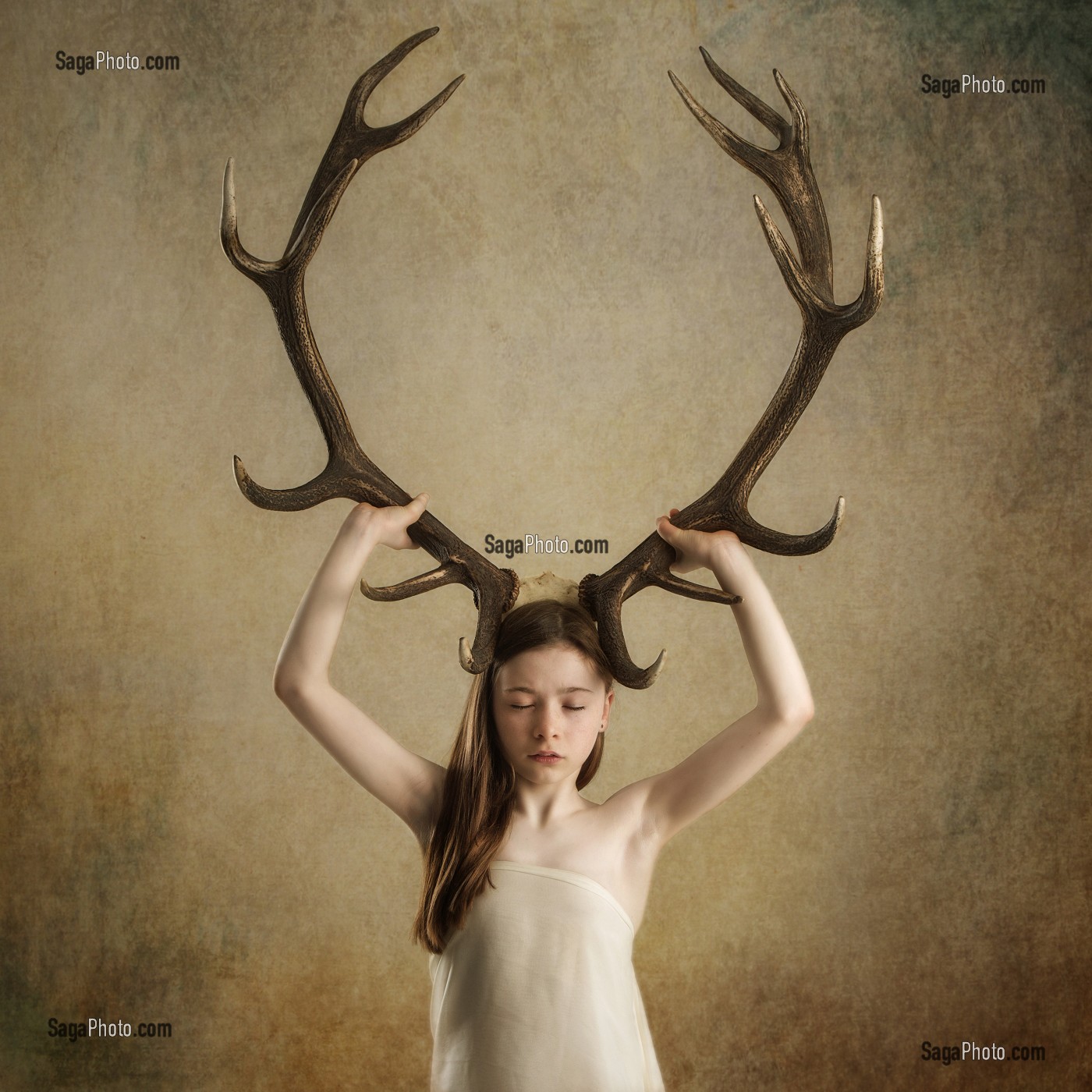 JEUNE FILLE AVEC COIFFE EN BOIS DE CERF 