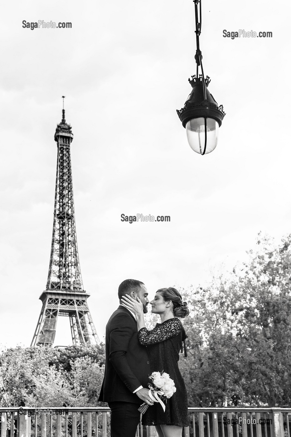 PHOTO DE COUPLE DE MARIES, MARIAGE PONT BIR HAKEIM, PARIS, FRANCE 