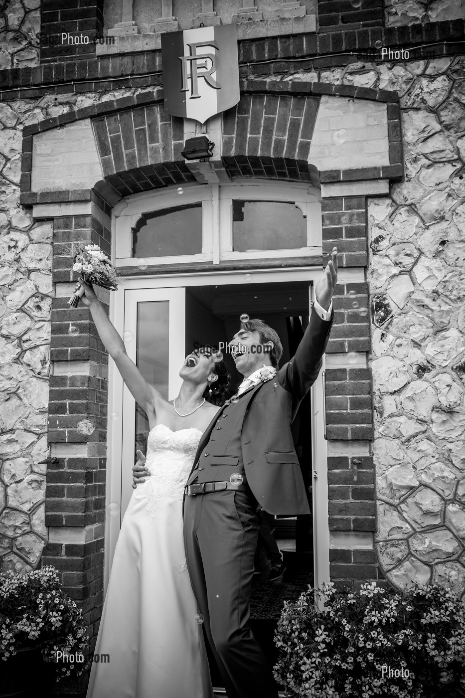 LES MARIES A LA SORTIE DE LA MAIRIE, REPORTAGE DE MARIAGE 