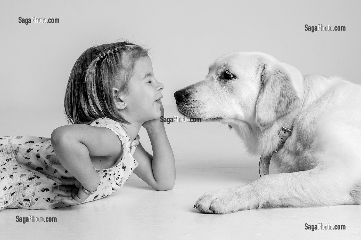 FILLE ET SON CHIEN LABRADOR, ENFANT ET SON ANIMAL DE COMPAGNIE, PORTRAIT EN STUDIO 