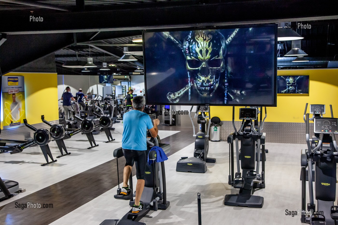 VELOS EN SALLE DE SPORT FITNESS PARK, DREUX, EURE-ET-LOIR, FRANCE 