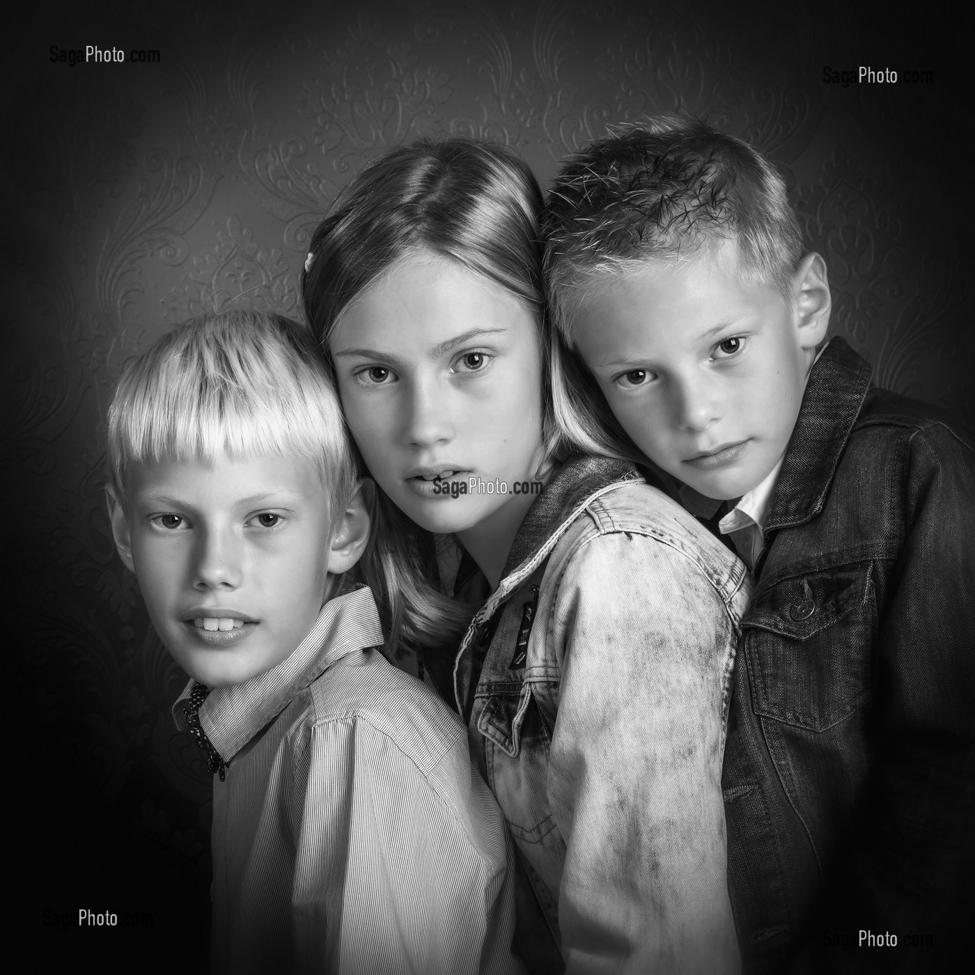 FRATRIE DE DEUX FRERES ET UNE SOEUR, PORTRAIT DE FAMILLE 