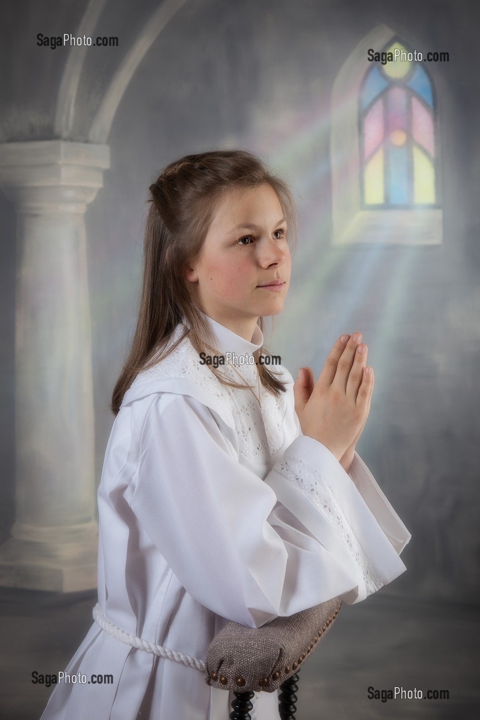JEUNE FILLE SUR PRIE DIEU, PHOTO DE COMMUNIANTE SUR FOND DE STUDIO 