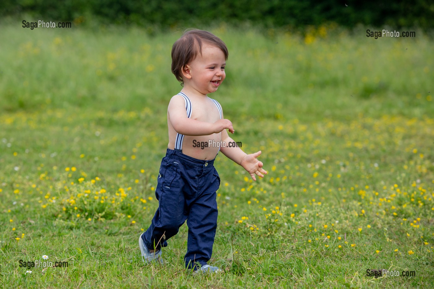 ENFANT QUI COURT DANS LE PRE, NORMANDIE 
