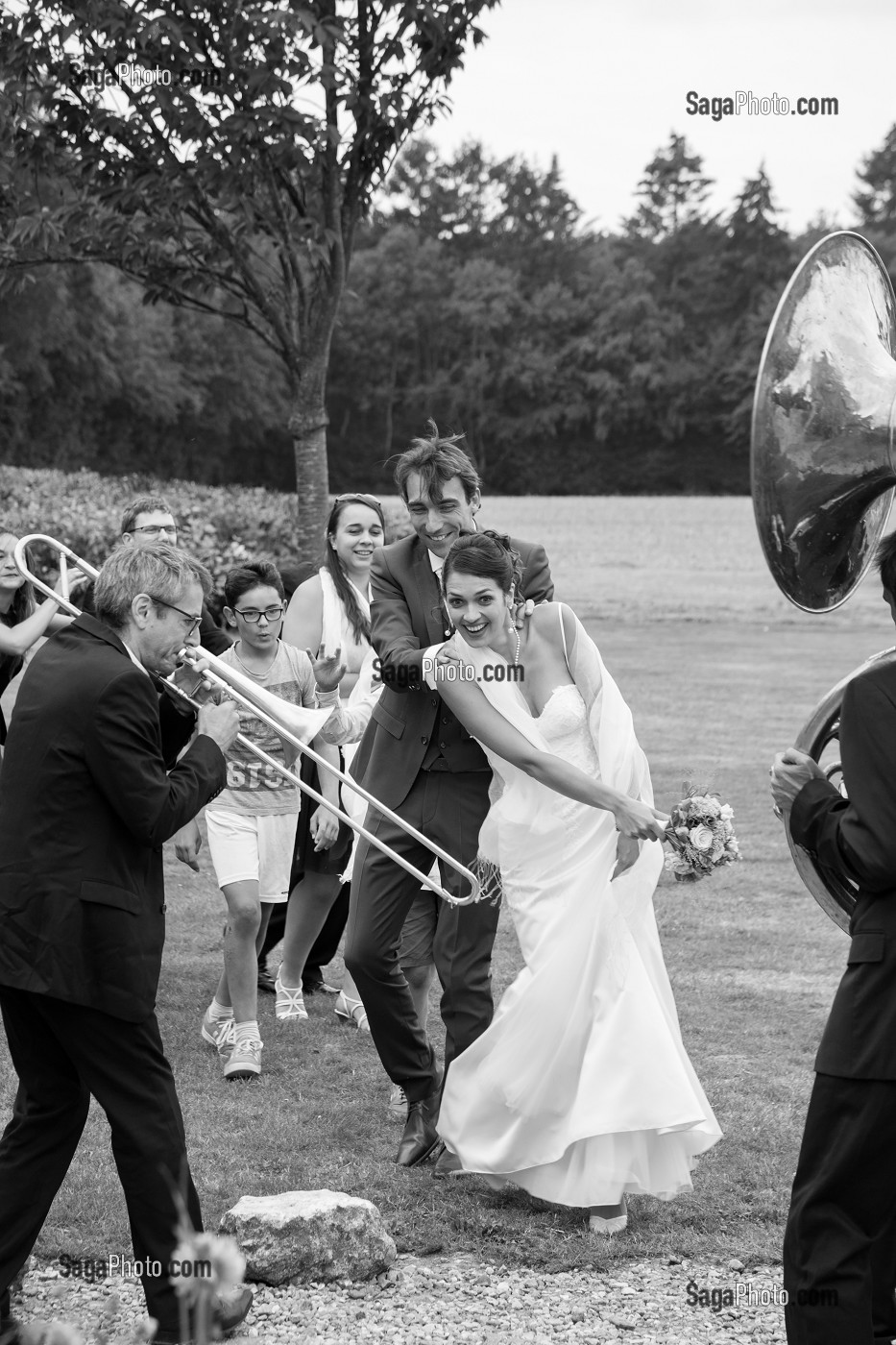 FARANDOLE EN MUSIQUE DES MARIES AVEC LES INVITES, REPORTAGE DE MARIAGE 