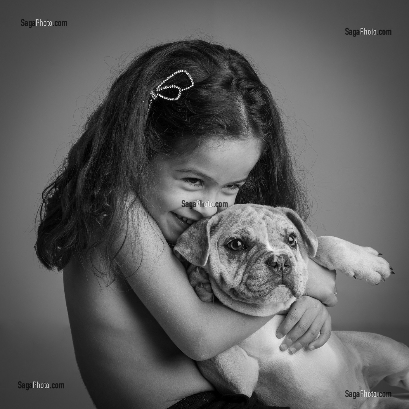 ENFANT ET SON ANIMAL DE COMPAGNIE, PORTRAIT EN STUDIO 