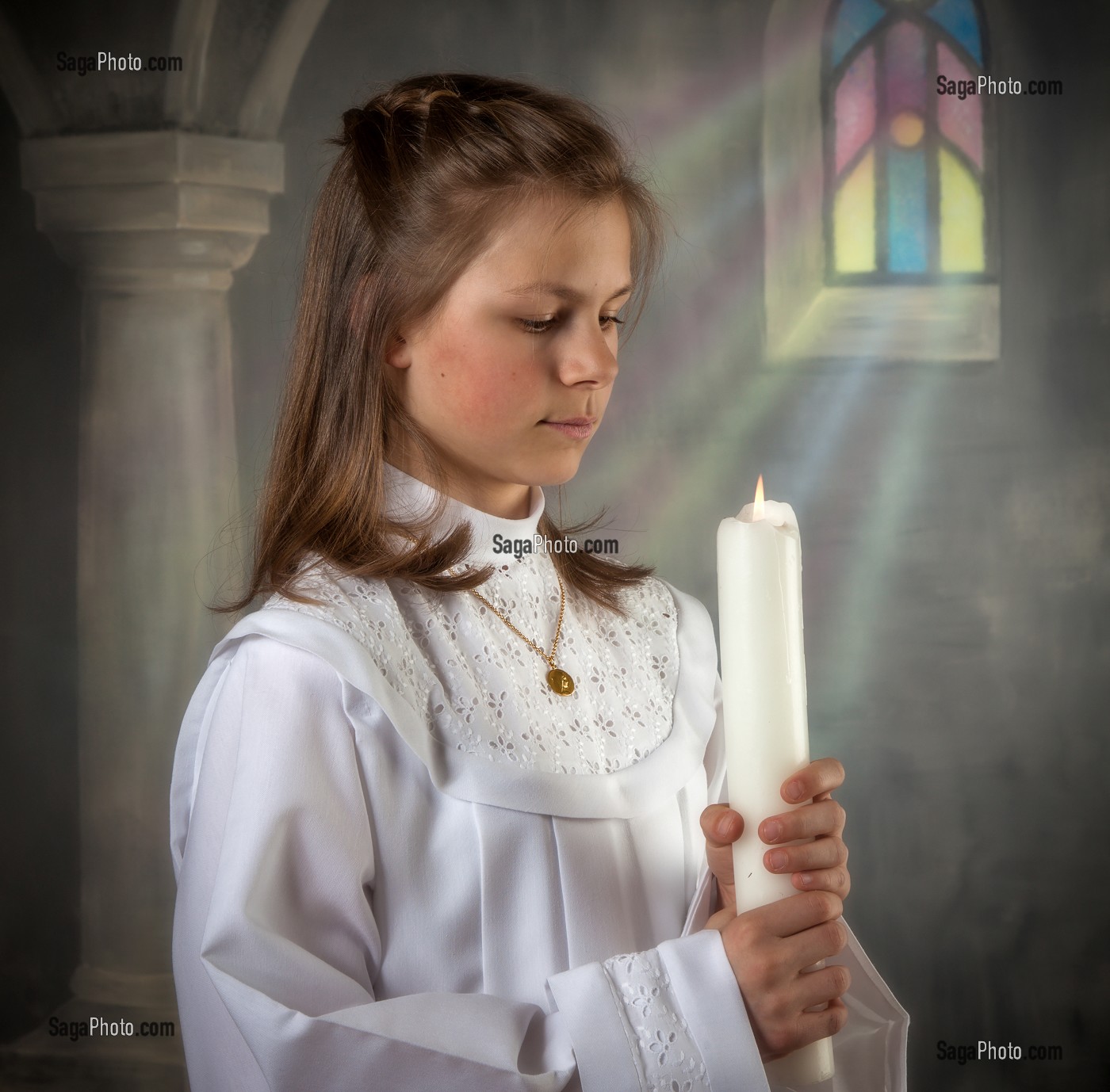 JEUNE FILLE AU CIERGE, PHOTO DE COMMUNIANTE SUR FOND DE STUDIO 