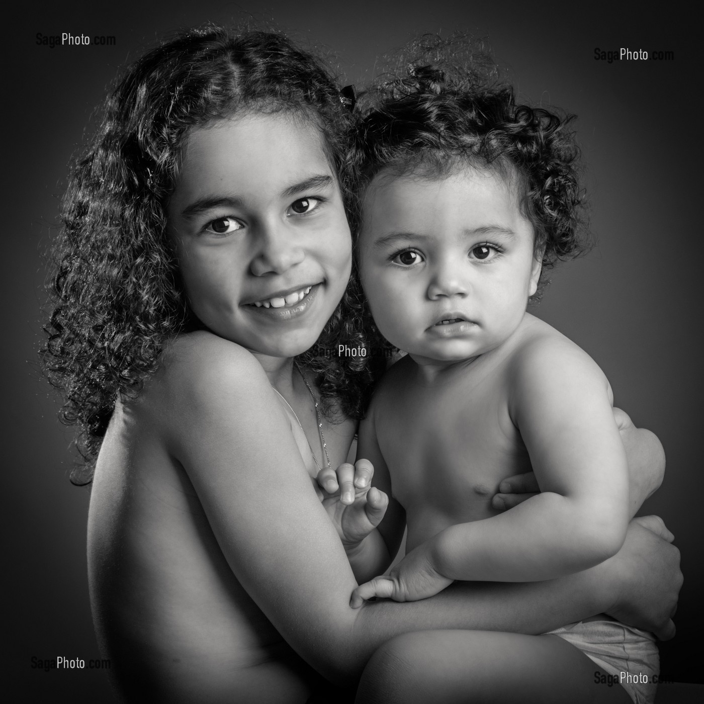 FRATRIE DE DEUX SOEURS METISSES (JEUNE ET BEBE), PORTRAIT DE FAMILLE 