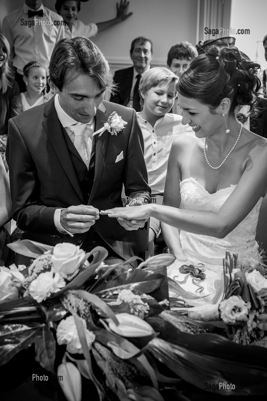 COUPLE DE MARIES, ECHANGE DES ALLIANCES A LA MAIRIE, REPORTAGE DE MARIAGE 