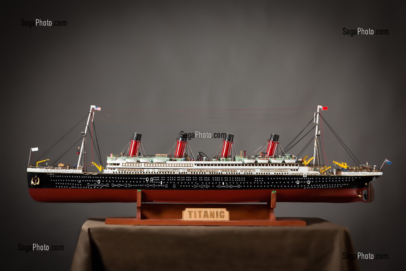 MAQUETTE DU BATEAU DE CROISIERE LE TITANIC EN STUDIO 