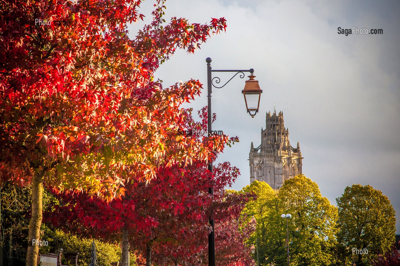 CLOCHER DE L'EGLISE DE LA MADELEINE AUX COULEURS D'AUTOMNE, VERNEUIL-SUR-AVRE, NORMANDIE, FRANCE 