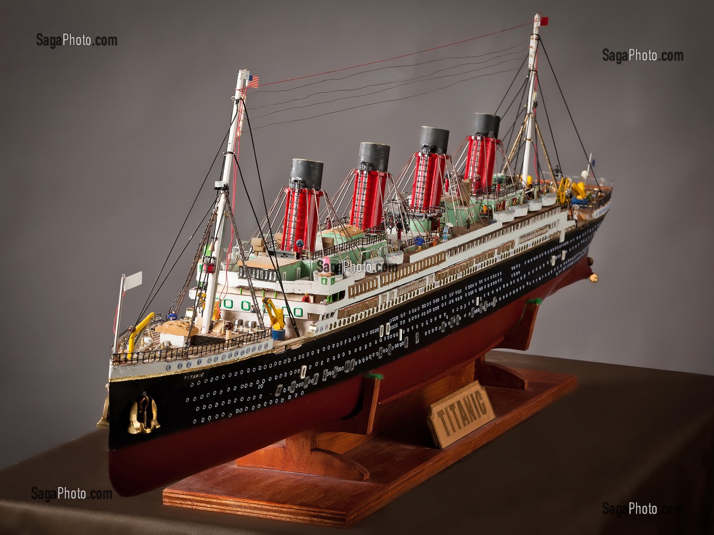 MAQUETTE DU BATEAU DE CROISIERE LE TITANIC EN STUDIO 