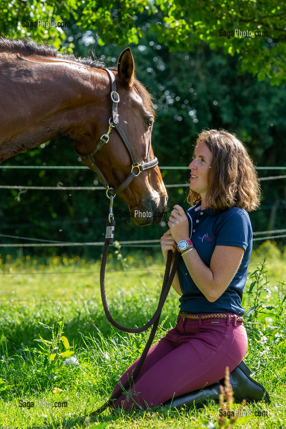 COMPLICITE ENTRE UNE JEUNE FEMME ET SON CHEVAL, NORMANDIE 