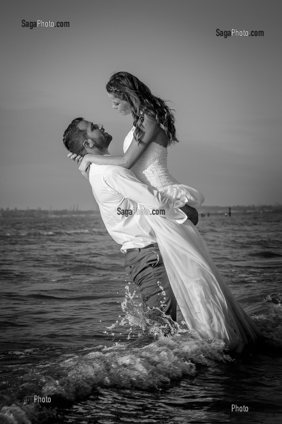 COUPLE DE MARIES DANS L'EAU, MARIAGE TRASH THE DRESS, TROUVILLE-SUR-MER, NORMANDIE, FRANCE 
