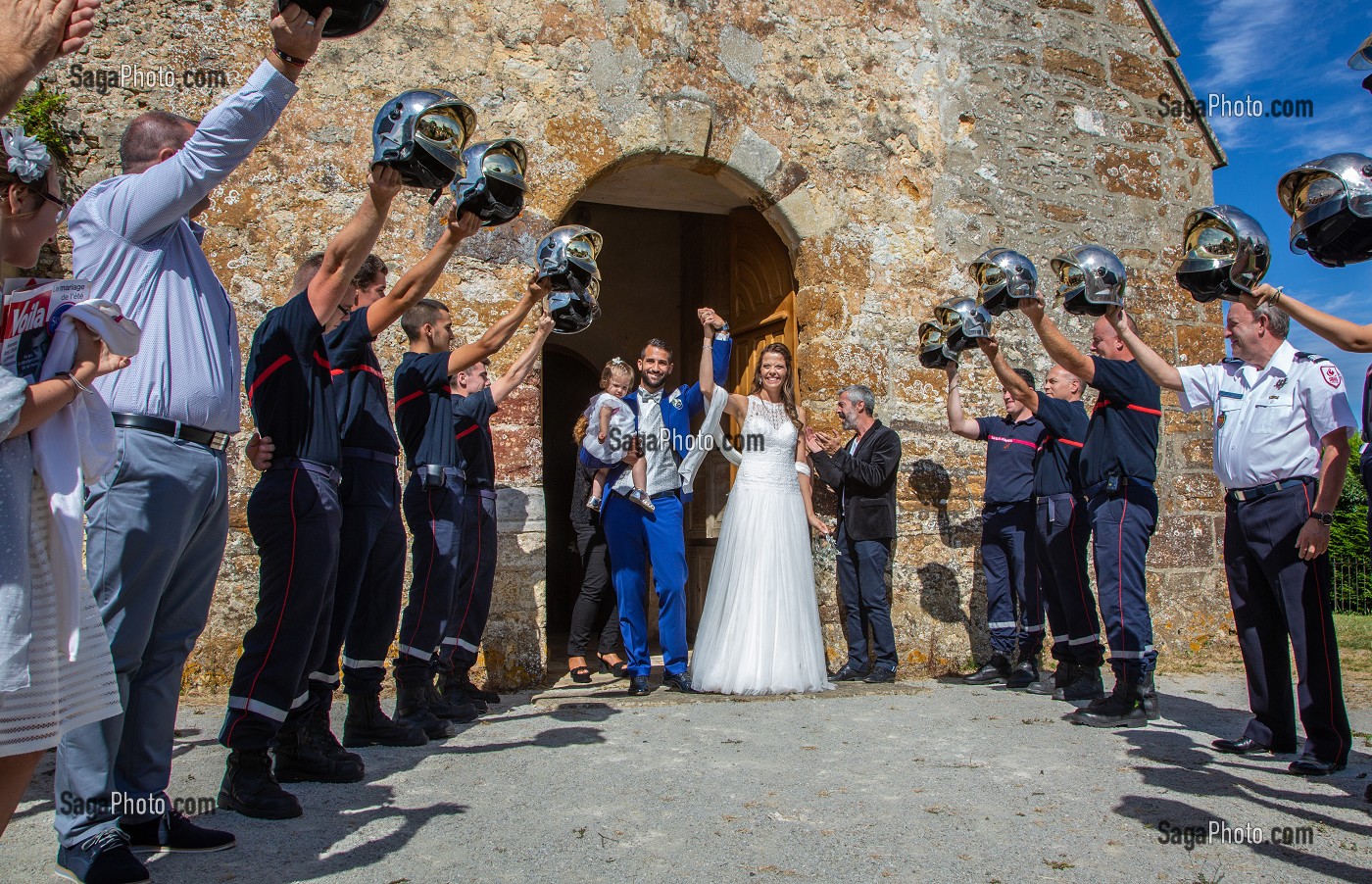 HAIE D'HONNEUR AVEC LES COLLEGUES SAPEURS-POMPIERS, MARIES A LA SORTIE DE L'EGLISE, REPORTAGE DE MARIAGE 