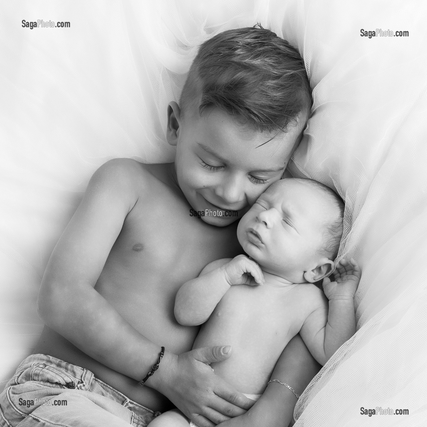 FRATRIE DE DEUX FRERES (JEUNE ET BEBE), PORTRAIT DE FAMILLE 